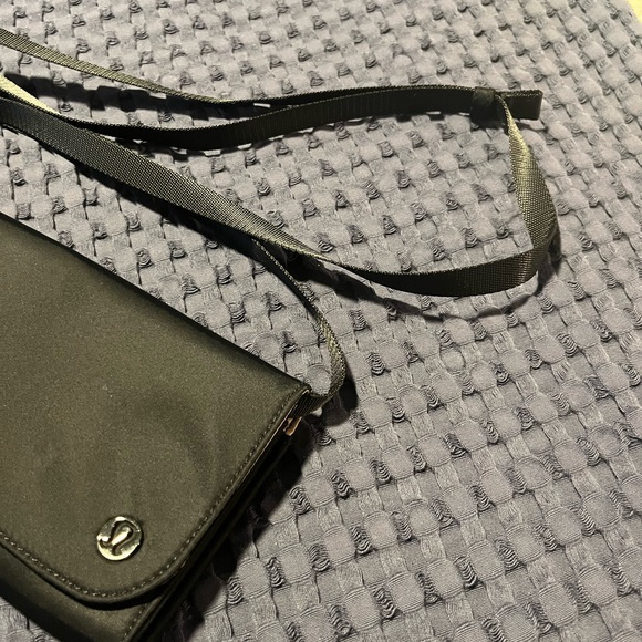 Lululemon wallet clutch crossbody. Black. - Picture 3 of 5